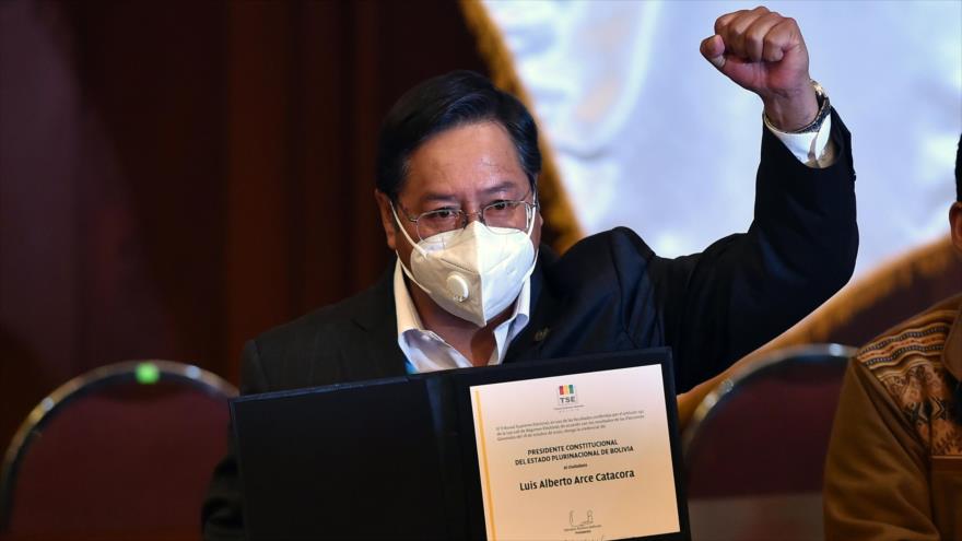 El presidente electo boliviano, Luis Arce, recibe sus credenciales en La Paz, 28 de octubre de 2020. (Foto: AFP)