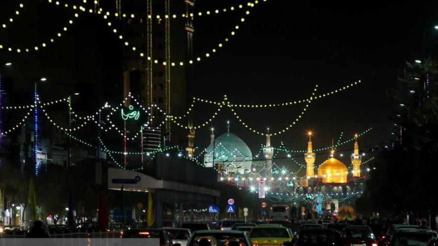 Decoran el mausoleo del Imam Reza para celebrar el natalicio del Profeta, Mashhad (noreste de Irán), 2 de noviembre de 2020. (Foto: ISNA)