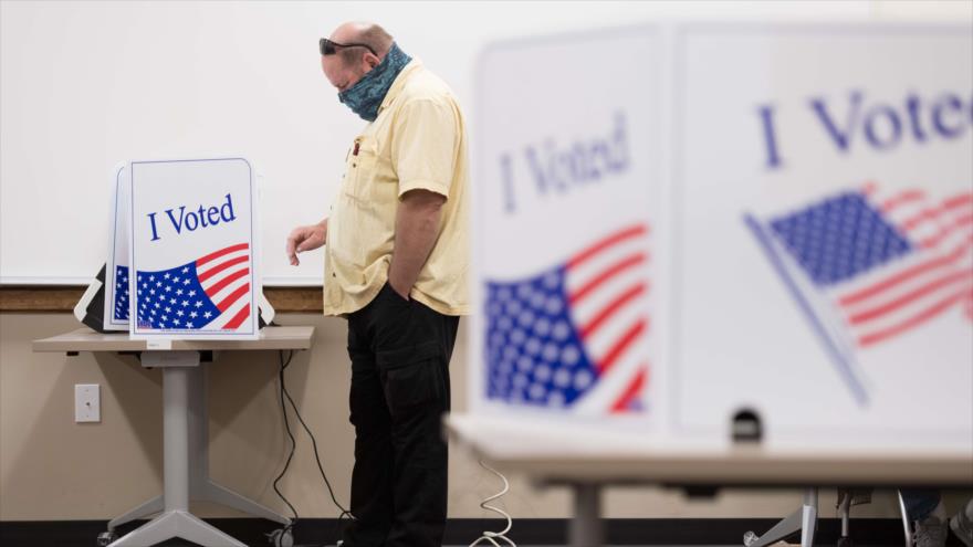 Un hombre emite su voto en un centro electoral en el condado de Lexington, Carolina del Sur, 6 de octubre de 2020. (Foto: AFP)