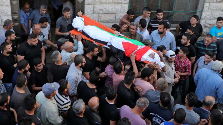 Palestinos llevan cuerpo de Amer Abdel-Rahim, quien murió en enfrentamiento con tropas israelíes, ocupada Cisjordania, 25 de octubre de 2020. (Foto: AFP)