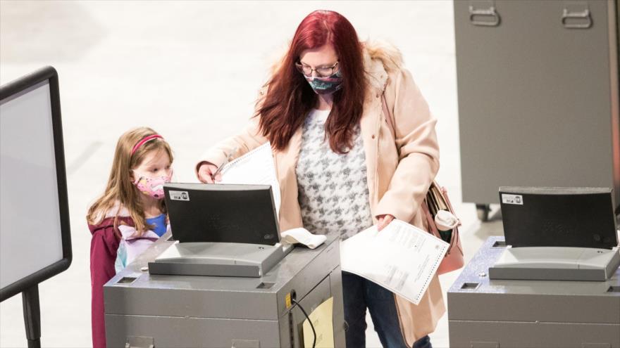 Anuncian resultados en primeros colegios electorales de EEUU | HISPANTV