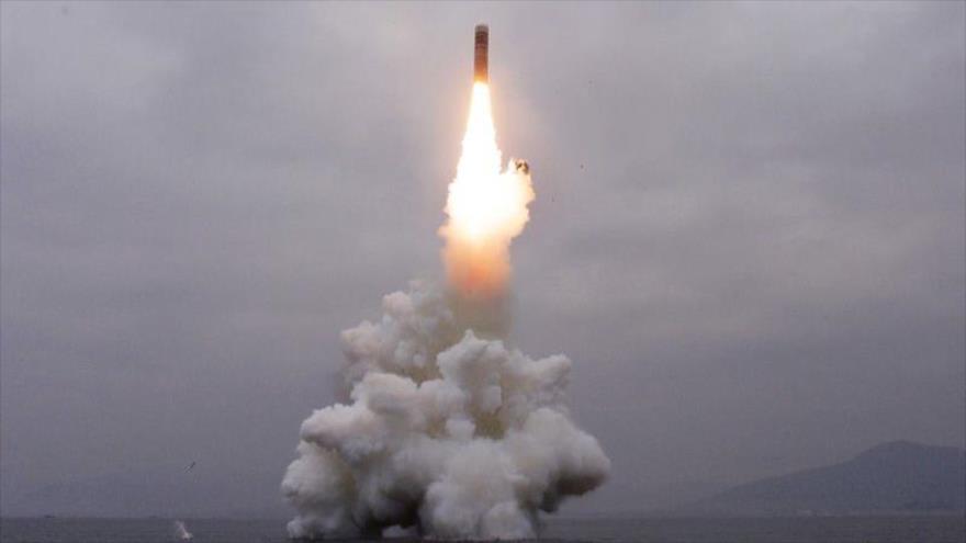 El lanzamiento de un misil balístico lanzado desde un submarino de Corea del Norte, 2 de octubre de 2019.