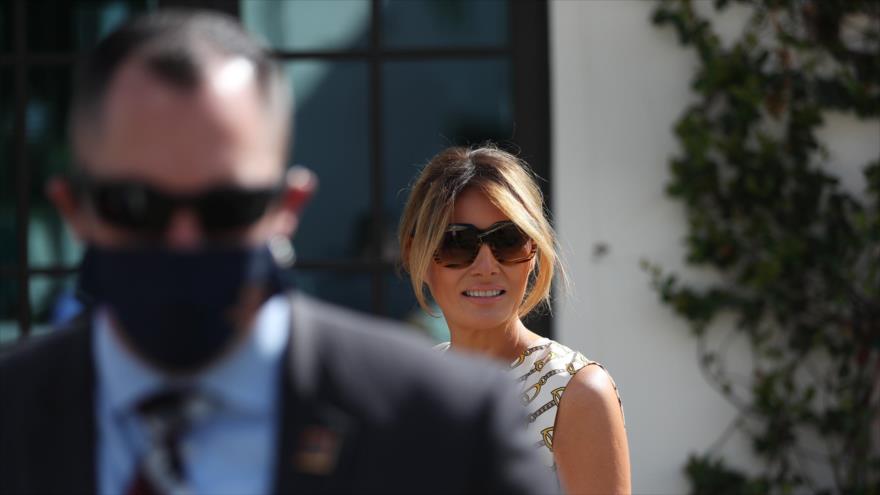 La primera dama de EE.UU., Melania Trump, sale del colegio electoral después de depositar su voto, Palm Beach (Florida), 3 de noviembre de 2020. (Foto: AFP)