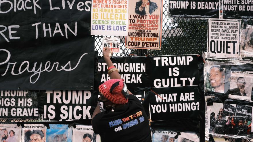 Una protesta en la plaza Black Lives Matter en Washington contra el presidente de EE.UU., Donald Trump, 3 de noviembre de 2020. (Foto: AFP)