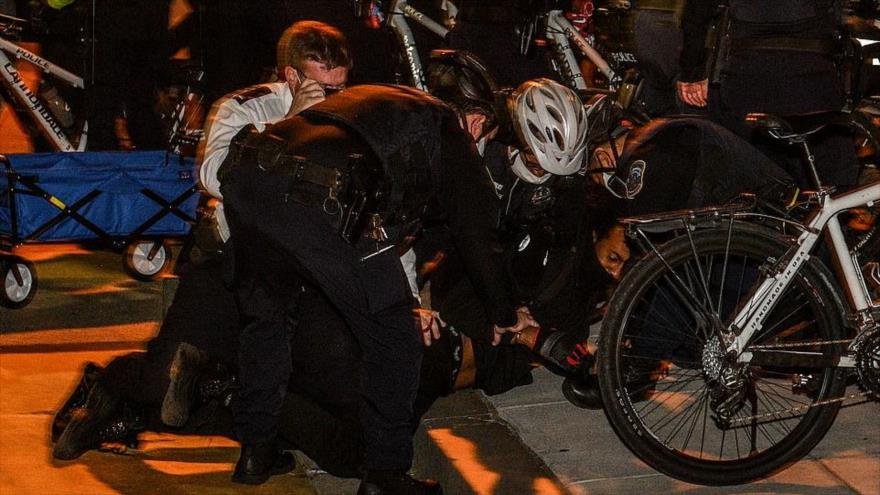 Agentes de Policía de EE.UU. detienen a un manifestante en Washington, 3 de noviembre de 2020. (Foto: Daily Mail)