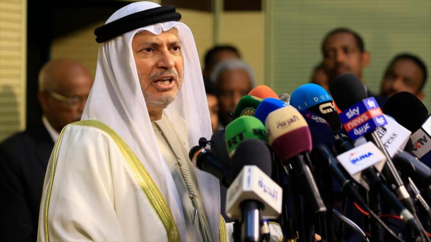 El ministro de Asuntos Exteriores emiratí, Muhamad Anwar Gargash, habla en una rueda de prensa en Sudán, 14 de enero de 2020. (Foto: AFP)