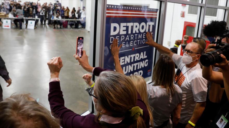 Partidarios de Donald Trump se congregan en exteriores de la sala donde se cuentan boletas ausentes en Detroit, Míchigan, 4 de noviembre de 2020. (Foto: AFP)