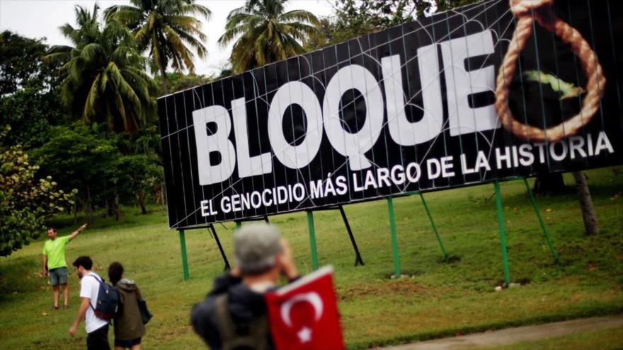 
Un cartel contra el bloqueo impuesto por EE.UU. contra Cuba, instalado en una de las calles de La Habana, la capital cubana.
