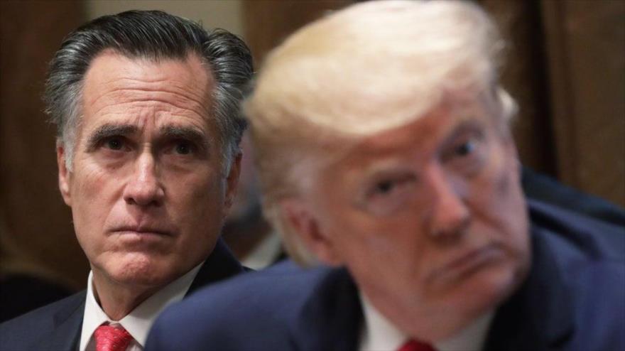 El senador republicano de Utah, Mitt Rommney, observa al presidente de EE.UU., Donald Trump, en una reunión, 3 de febrero de 2020. (Foto: Getty Images)