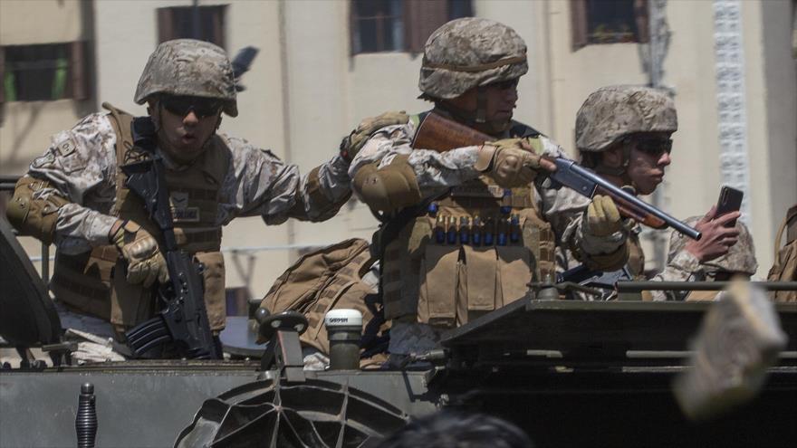 Los soldados del Ejército chileno en un tanque de guerra durante las manifestantes en Santiago, la capital, 20 de octubre de 2019. (Foto: AFP)