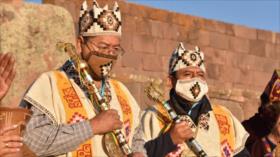 Arce recibe el bastón de mando de los pueblos indígenas de Bolivia