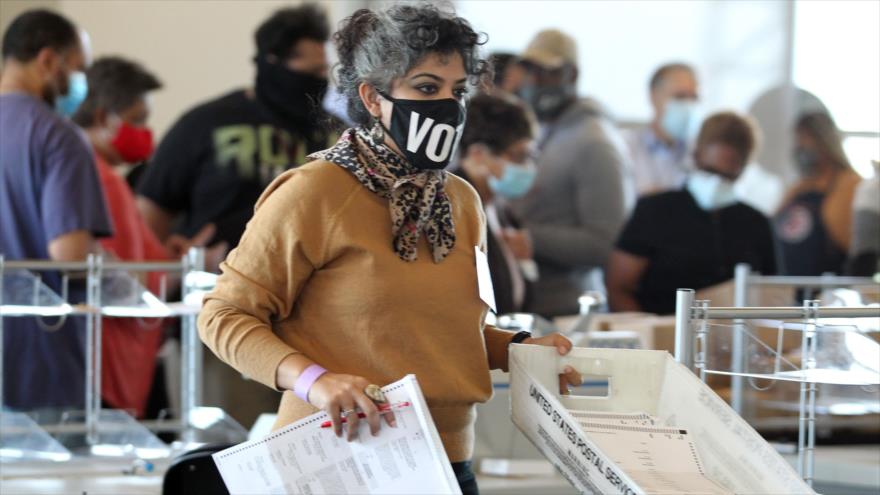 Trabajadores electorales del condado de Fulton examinan las boletas mientras cuentan los votos, Atlanta, Georgia, 5 de noviembre de 2020. (Foto: AFP)