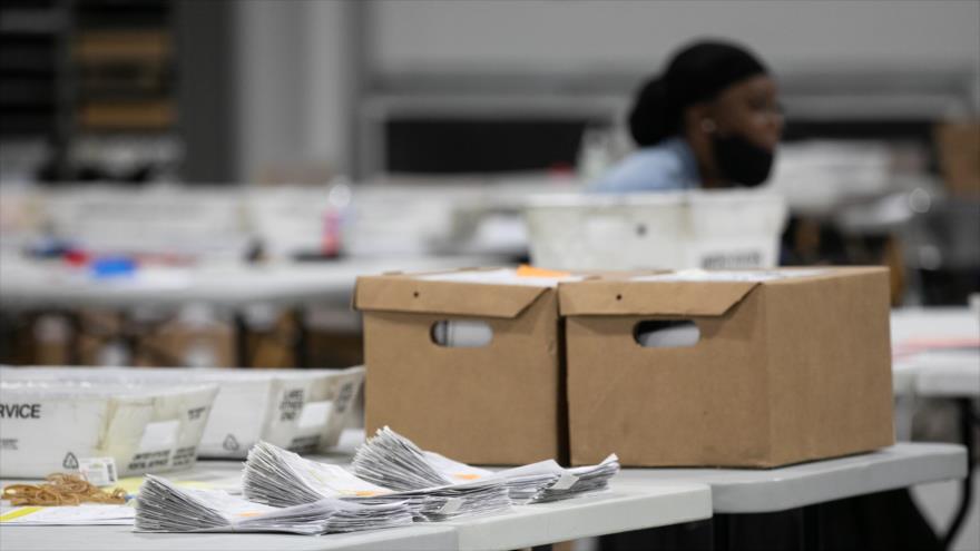 Una pila de boletas en proceso de conteo en la oficina de Elecciones y Registros de Votantes de Gwinnett, Georgia, 6 de noviembre de 2020. (Foto: AFP)
