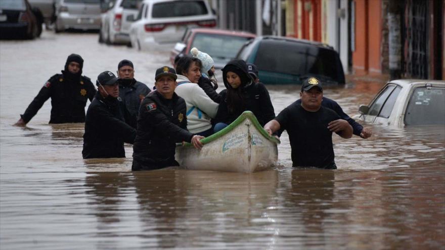 Policías estatales rescatan a familias de la zona inundada en el municipio de San Cristóbal de las Casas, en el estado de Chiapas, 6 de noviembre de 2020.
