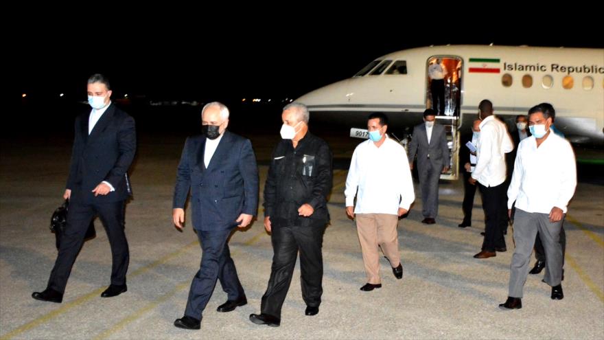 El canciller iraní, Mohamad Yavad Zarif (2.º por la izq.) llega a La Habana, capital de Cuba, 6 de noviembre de 2020. (minrex.gob.cu)