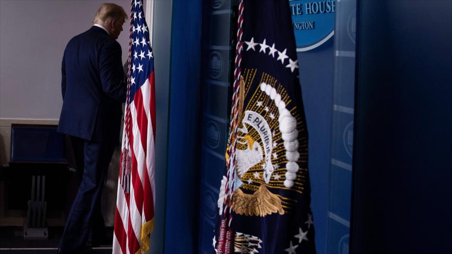 El presidente de EE.UU., Donald Trump, abandona la Sala de Información Brady en la Casa Blanca, Washington, 5 de noviembre de 2020. (Foto: AFP)