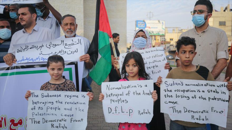 Palestinos se manifiestan contra la normalización de lazos Sudán-Israel en la Franja de Gaza, 24 de octubre de 2020. (Foto: AFP)