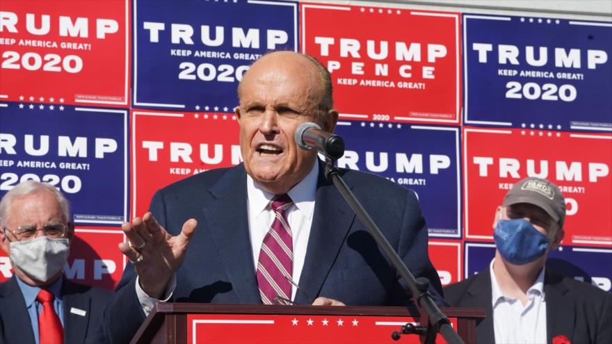 Rudy Giuliani, abogado de Donald Trump, habla en una rueda de prensa en Filadelfia, 7 de noviembre de 2020. (Foto: AFP)