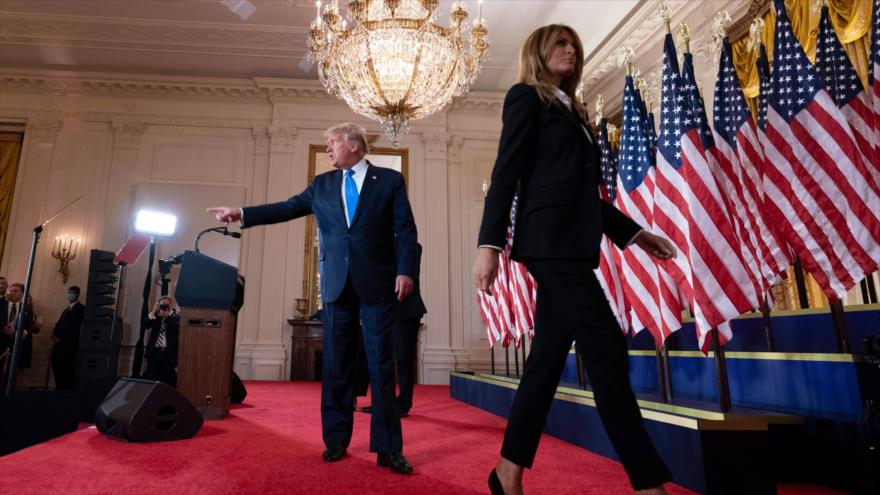 El presidente saliente de EE.UU., Donald Trump, y su esposa, Melania Trump.