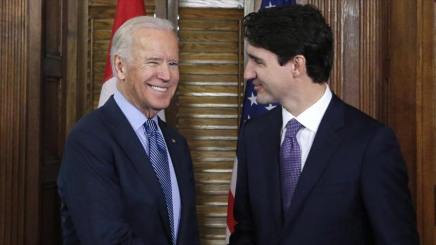 El primer ministro de Canadá, Justin Trudeau (drcha.), saluda al entonces vicepresidente de EE.UU., Joe Biden, Ottawa, 9 de diciembre de 2016.