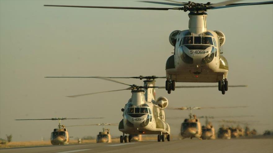Helicópteros de la Unidad Aérea de la Fuerza Terrestre del Ejército de Irán en un desfile. (Foto: Aja.ir)