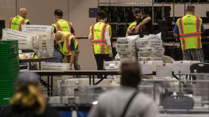 Trabajadores electorales se dedican al conteo de los votos tras las elecciones generales de 2020, Filadelfia (Pensilvania), 6 de noviembre de 2020. (Foto: AFP)