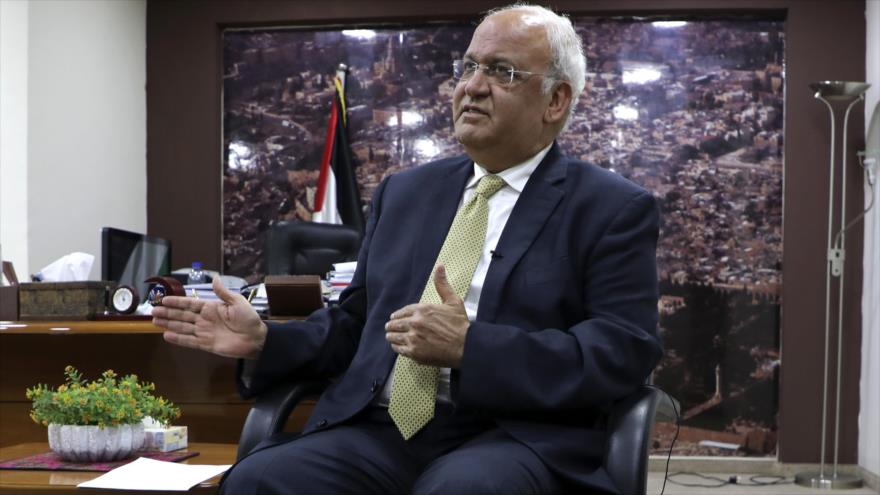 El jefe de la Organización para la Liberación de Palestina (OLP), Saeb Erekat, habla con la prensa en Ramalá, Cisjordania, 3 de marzo de 2020. (Foto: AFP)