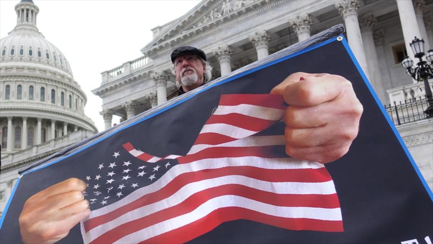 Un manifestante sostiene un cartel frente al Capitolio en Washington D.C., capital de EE.UU., 3 de febrero de 2020. (Foto: Xinhua)