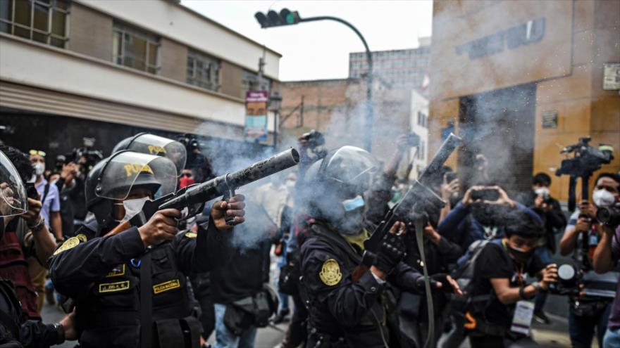 Policías y manifestantes chocan en Perú por destitución de Vizcarra | HISPANTV