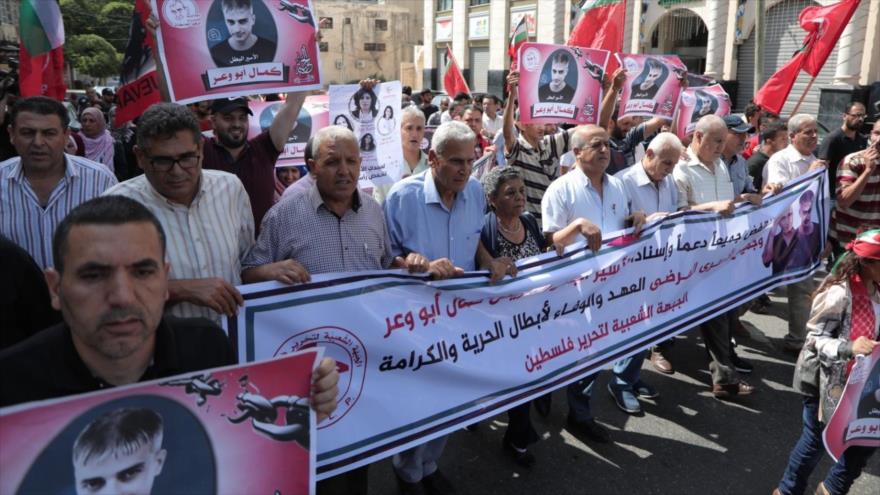 Palestinos protestan en la ciudad de Gaza para exigir al régimen de Israel la liberación de Kamal Abu Waer.