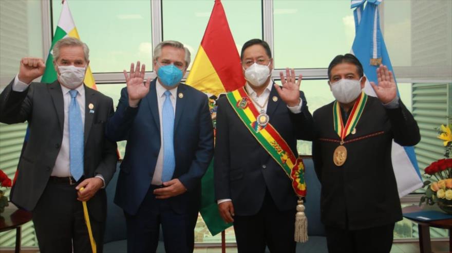 La delegación argentina, liderada por el presidente, Alberto Fernández, y el canciller, Felipe Solá, junto al electo dirigente de Bolivia, Luis Arce, 8 de noviembre de 2020.