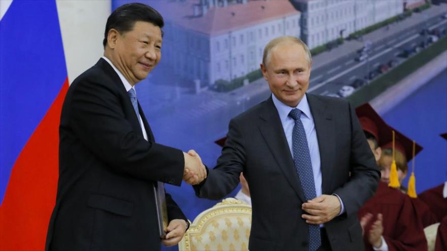 El presidente de China, Xi Jinping, (izq.) y su par ruso, Vladímir Putin, San Petersburgo, 6 de junio de 2019. (Foto: AFP)