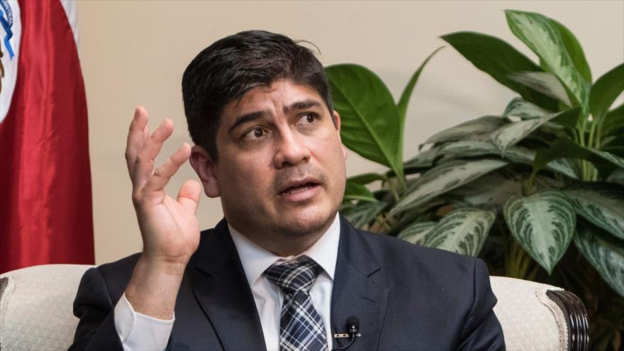 El presidente de Costa Rica, Carlos Alvarado, habla durante una entrevista con AFP en San José, 23 de septiembre de 2020. (Foto: AFP)