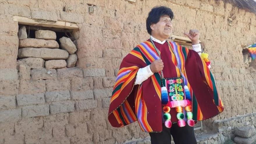 El expresidente de Bolivia Evo Morales visita su casa de la infancia en su pueblo natal, Orinoca, departamento de Oruro (oeste), 10 de noviembre de 2020.