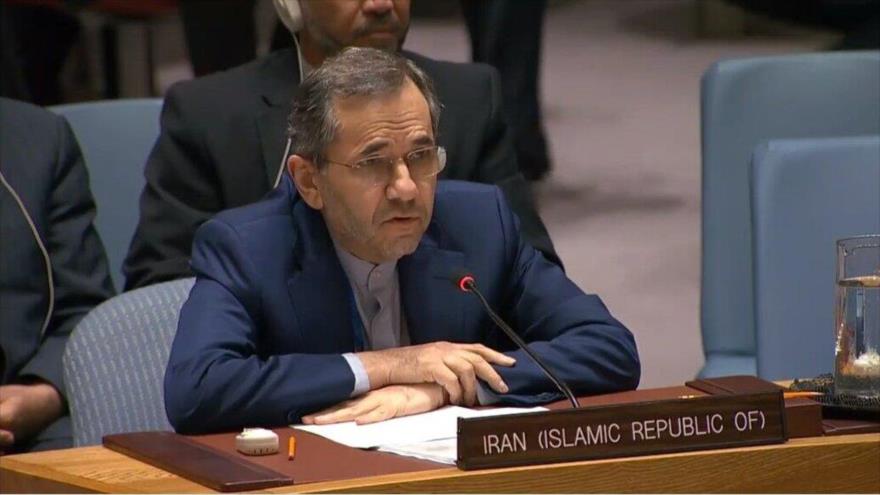 El representante permanente de Irán ante las Naciones Unidas, Mayid Tajt Ravanchi, habla en una sesión de la AGNU.