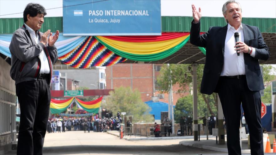El presidente argentino, Alberto Fernández (dcha.), y el expresidente boliviano Evo Morales en la frontera de los dos países, 9 de noviembre de 2020. (Foto: AFP)