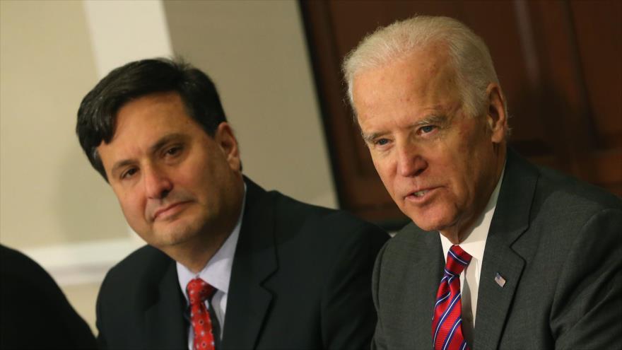 Joe Biden (dcha.), junto con el coordinador de respuesta al ébola, Ron Klain, durante una reunión en Washington, 13 de noviembre de 2014. (Foto: AFP)