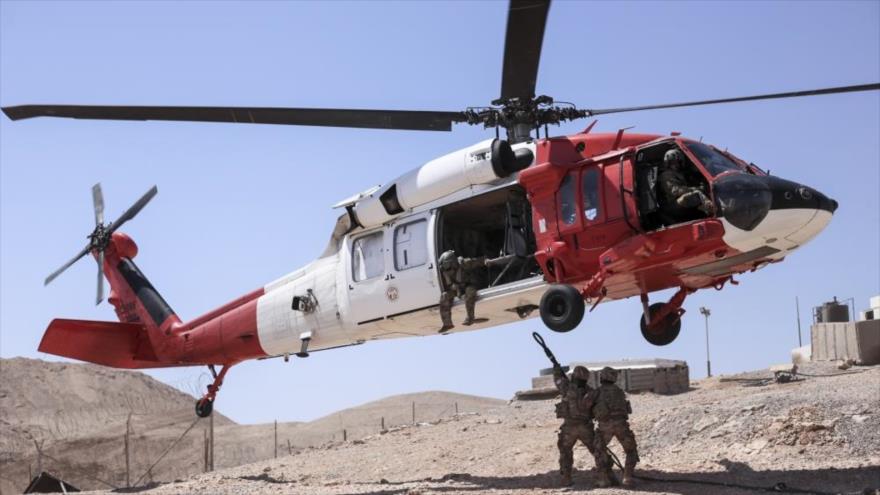Un helicóptero de la fuerza multinacional MFO realiza una maniobra de aterrizaje en la península del Sinaí en Egipto.