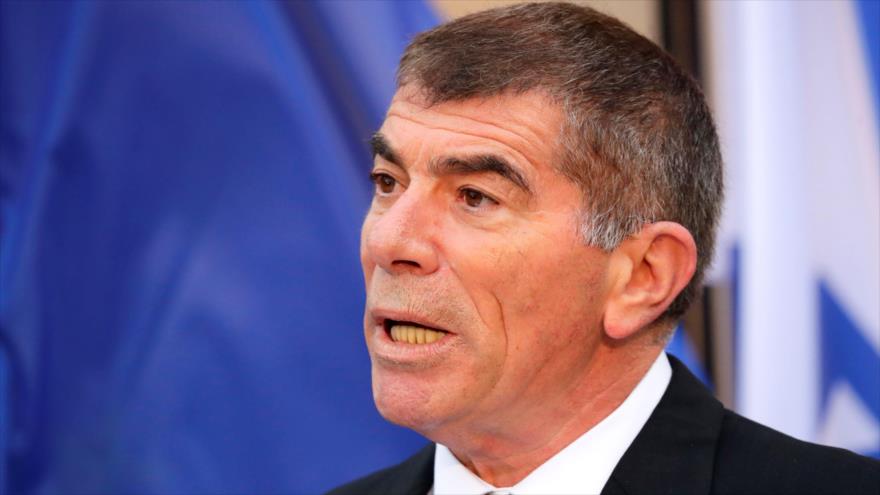 El canciller israelí, Gabi Ashkenazi, habla con la prensa desde Berlín, capital de Alemania, 6 de octubre de 2020. (Foto: AFP)