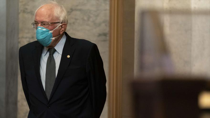 El senador demócrata estadounidense Bernie Sanders llega al Capitolio, 20 de octubre de 2020.