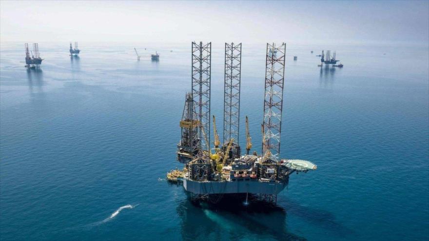 Plataformas de la petrolera saudí Aramco en la ciudad de Dahran, 20 de marzo de 2018. (Foto: AFP)