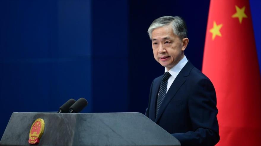 Portavoz del Ministerio de Relaciones Exteriores de China, Wang Wenbin, habla en una rueda de prensa.
