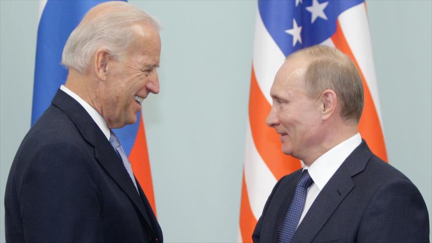 El presidente de Rusia, Vladimir Putin, y el exvicepresidente de EE.UU., Joe Biden, durante un encuentro en Moscú, capital rusa, 10 de marzo de 2011.