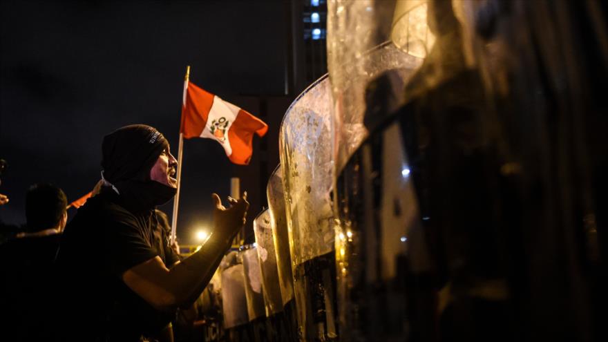 Vean cómo la Policía peruana reprime brutalmente a manifestantes | HISPANTV
