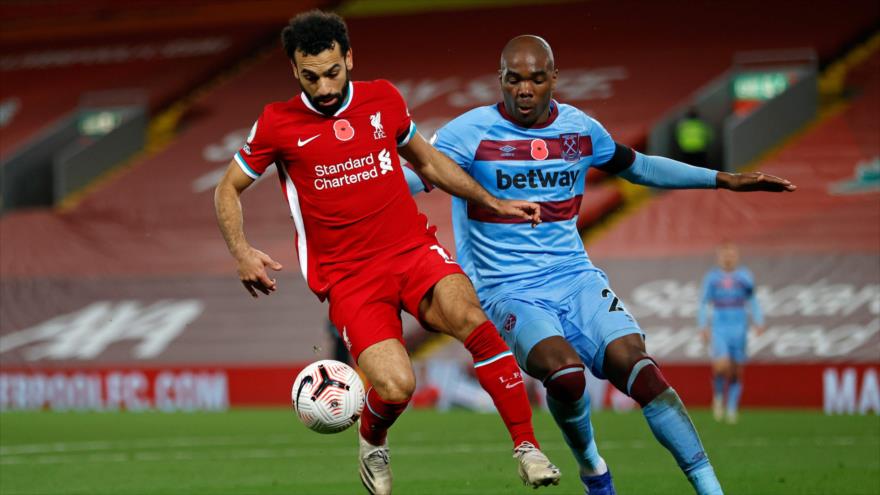 El delantero de Liverpool y de la selección egipcia Mohamad Salah (izda.) durante en partido con West Ham United Football Club, 31 de octubre de 2020. (Foto: AFP)