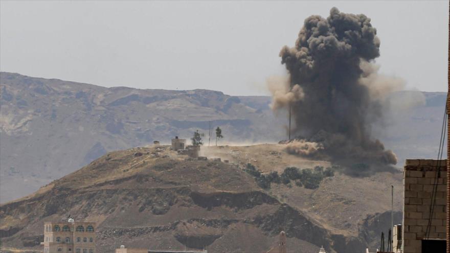 Columna de humo se eleva desde un sitio atacado por la agresión saudí en las afueras de Saná, capital de Yemen, 1 de julio de 2020.