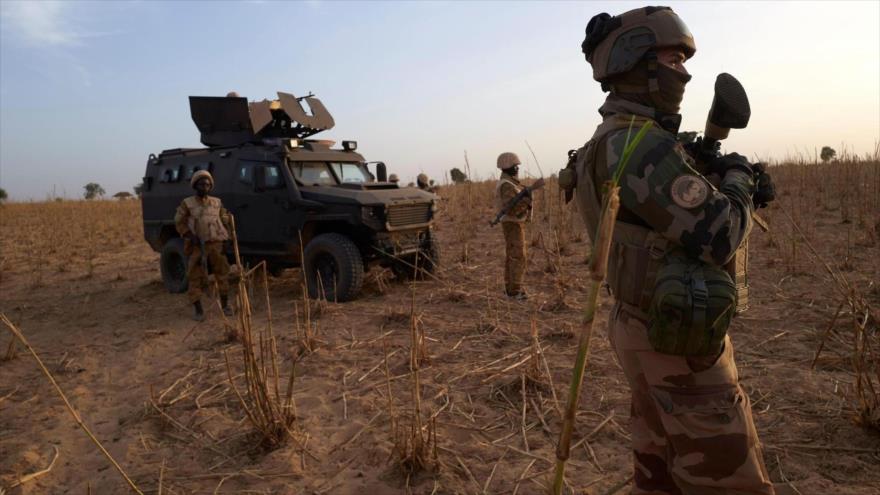 Un soldado del Ejército francés patrulla una zona rural en una operación en el norte de Burkina Faso, 9 de noviembre de 2019. (Foto: AFP)