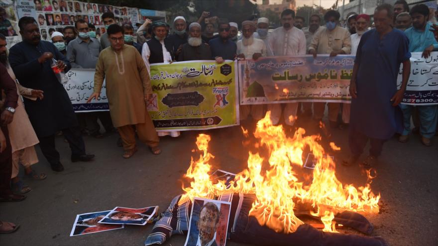Los comerciantes queman una efigie del presidente francés, Emmanuel Macron, durante una protesta en Karachi, Paquistán, 10 de noviembre de 2020. (Foto: AFP)