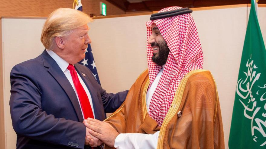 El príncipe heredero saudí, Muhamad bin Salman (dcha.) saluda al presidente de EE.UU., Donald Trump, en Japón, 29 de junio de 2019. (Foto: Reuters)