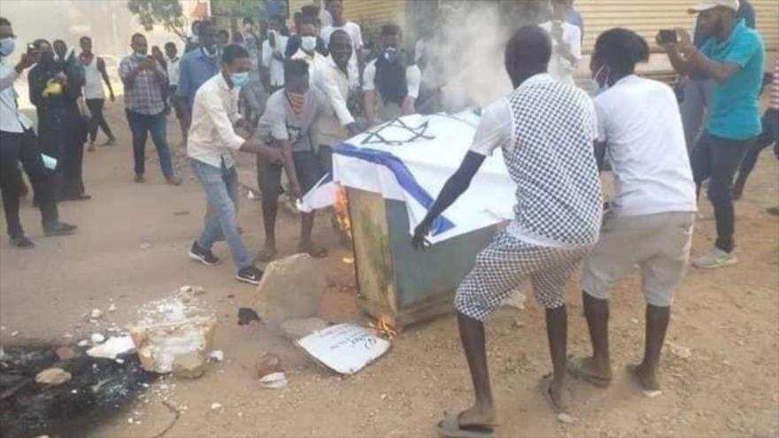 Vídeo: Sudaneses queman bandera israelí en repudio a normalización | HISPANTV